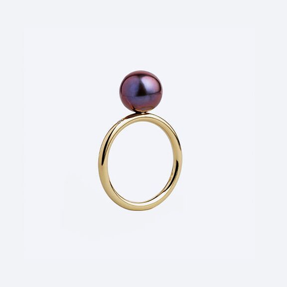 Black pearl engagement ring from Sauer