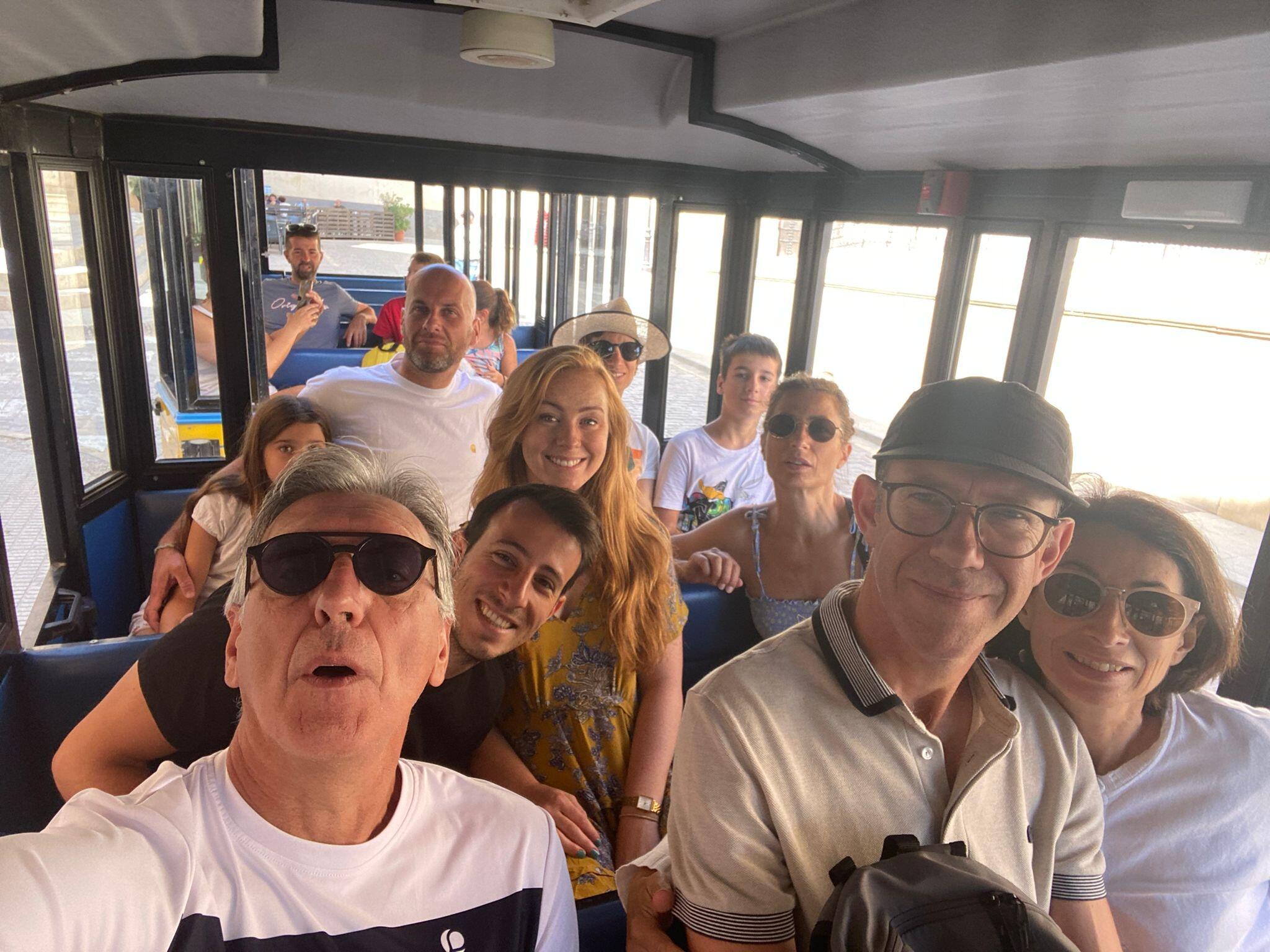 Kate met the whole Giraud family on a sunny trip to Granada where Jose showed them around the city and its surroundings - 

Kate a rencontré toute la famille Giraud lors d’un voyage ensolleilé à Grenade, où José nous a fait découvrir cette magnifique ville et ses alentours.