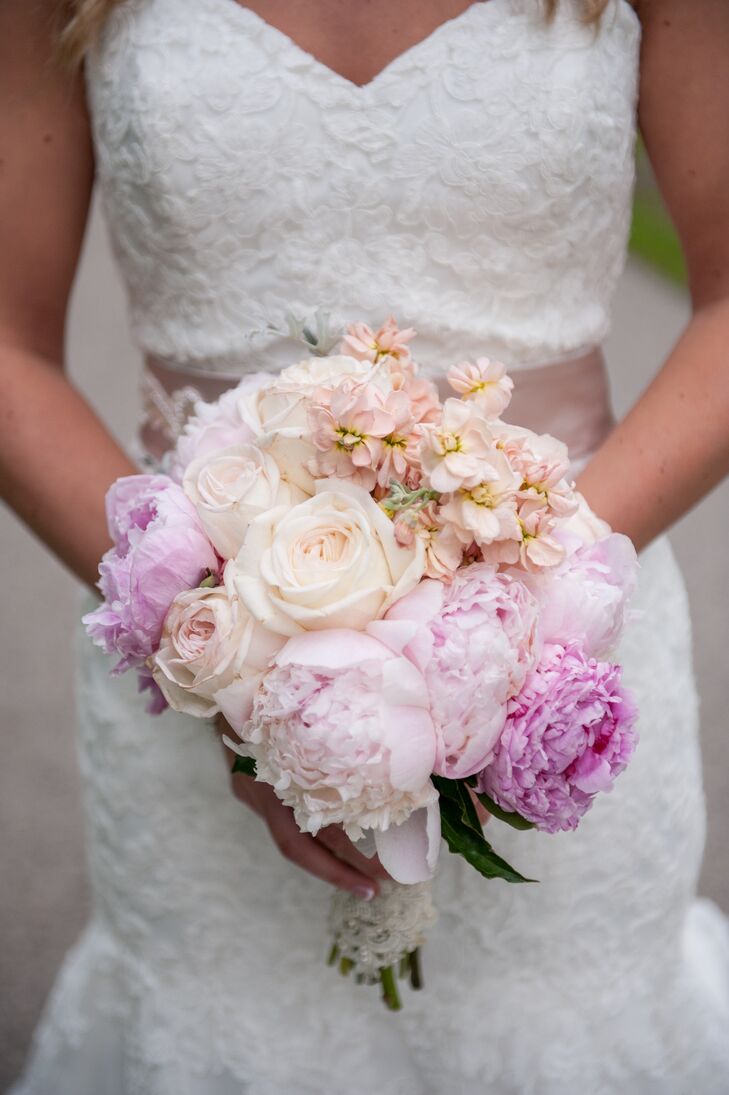 Amber carried a bouquet of peonies and roses in various shades of pink.