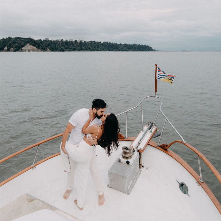 Photoshoot for your engagement on a boat