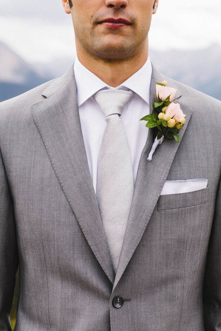 Jason's pale pink rose boutonniere was accented by small clusters of yellow berries.