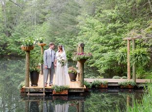 Simplicity was key for the Mary Kate Caulfield (30 and a deputy director of a nonprofit) and Andrew Lemmon’s (35 and a radiologist) fauna-filled fete 