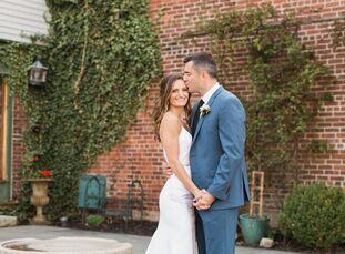 Jenna Fahey (29 and a director of partnerships) and Chris Maloney (36 and a pilot in the US Marine Corps) had stained wood centerpieces, striped accen