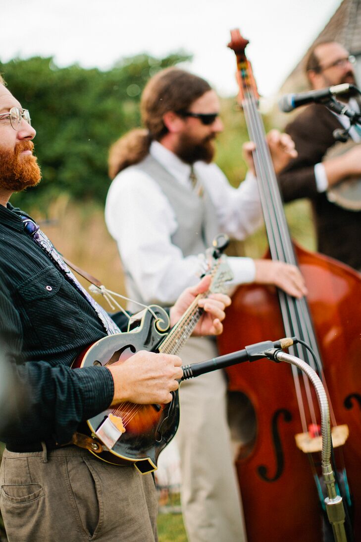 During cocktail hour, Possum Creek Band serenaded guests with bluegrass music while they sipped cocktails and enjoyed hors d’oeuvres.