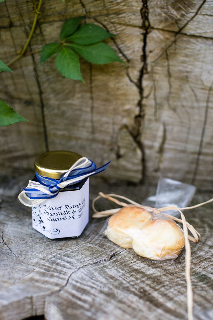 To add to the country-meets-city theme, Dawnyelle and Barry gave their guests personalized jars of jam with biscuits.