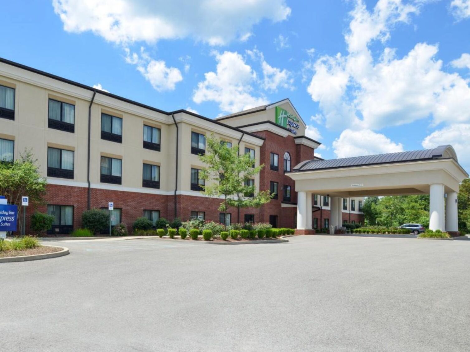 Picture of Holiday Inn Express & Suites Fairmont