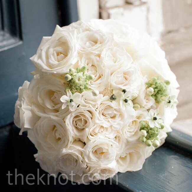 White David Austin roses, spray roses and ranunculus gave Nichole’s bouquet a fresh-from-the-garden feel.