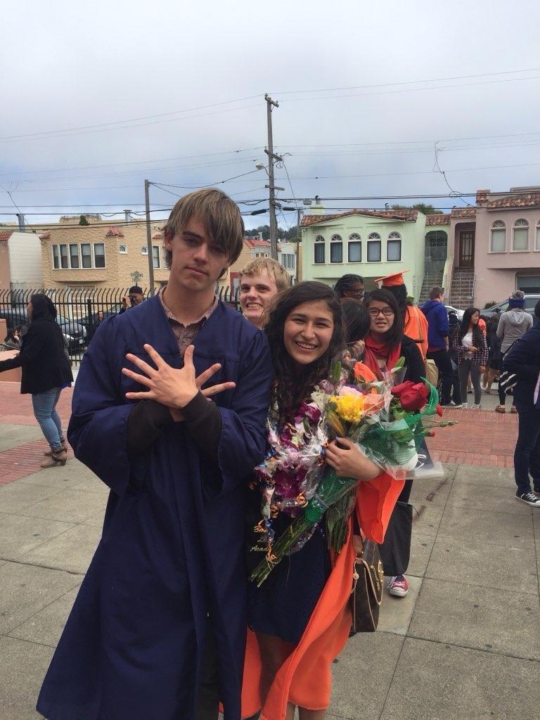 High school graduation! We had known each other for 7 years at this point...
¡Graduación de la escuela secundaria! Llevábamos siete años conociéndonos en ese momento...