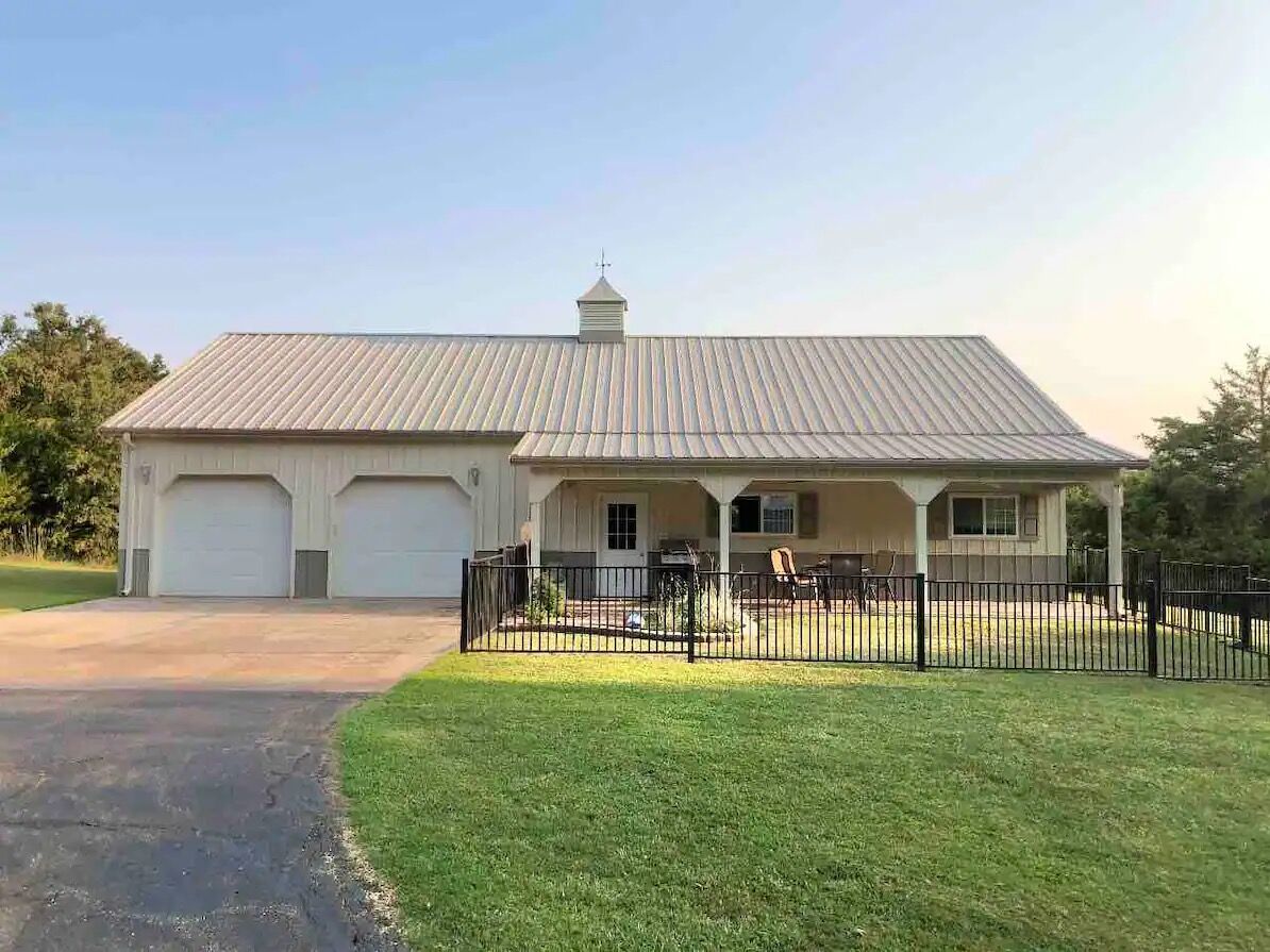 Picture of Airbnb - Country Home with Pool