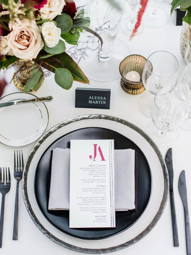 black-and-fuchsia wedding place setting
