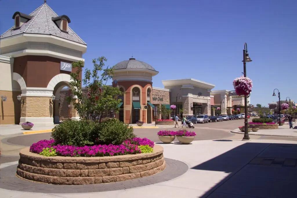Picture of Woodbury Lakes Outdoor Shopping Mall