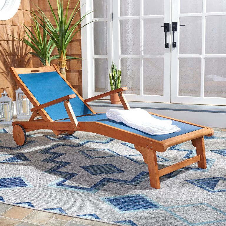 Outdoor lounge chair idea for wedding registry. 