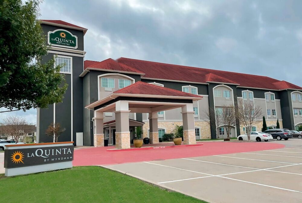 Picture of La Quinta Inn & Suites by Wyndham Waxahachie
