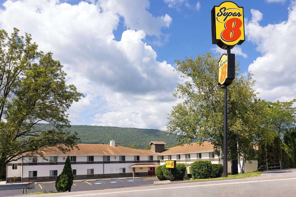 Picture of Super 8 by Wyndham Burnham/Lewistown