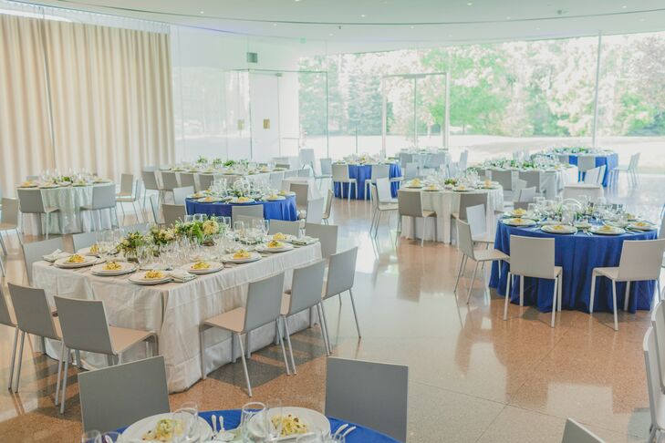 The modern reception site was enclosed with floor-to-ceiling glass and filled with natural daylight.