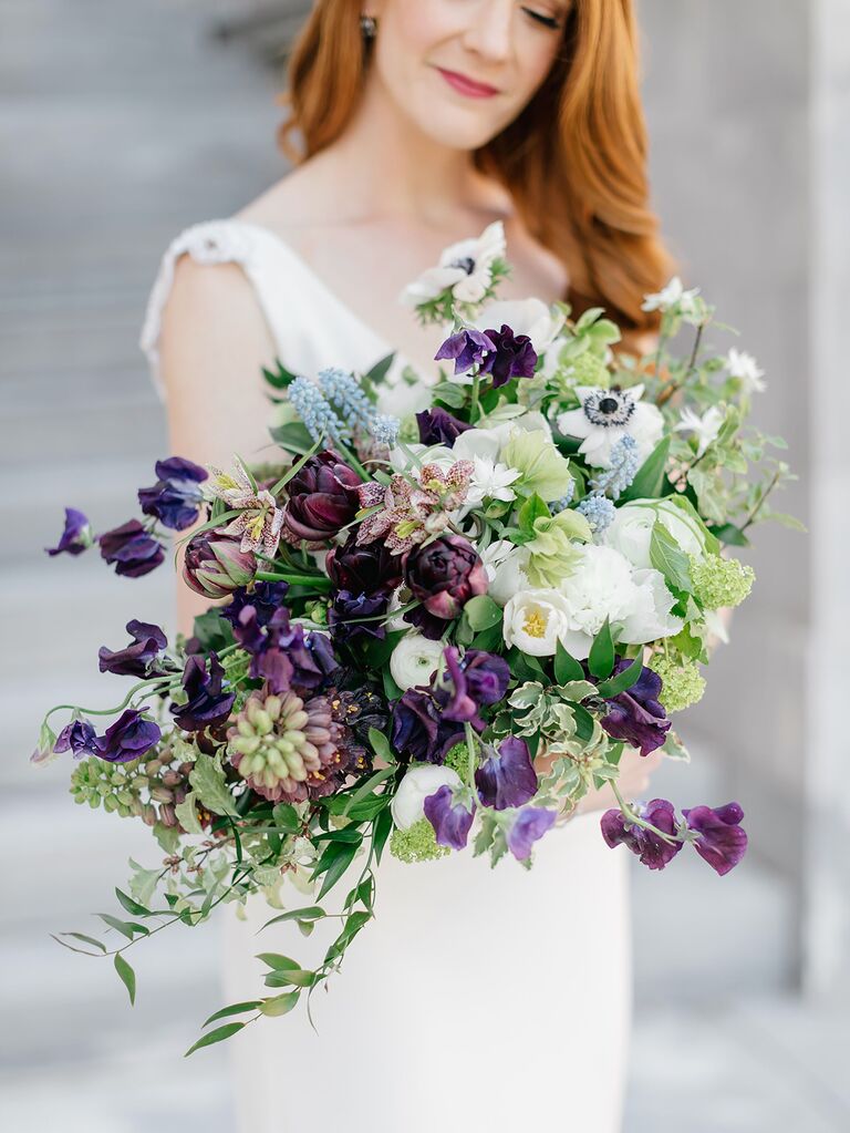 Dark autumn tones in eggplant and green for your wedding bouquet