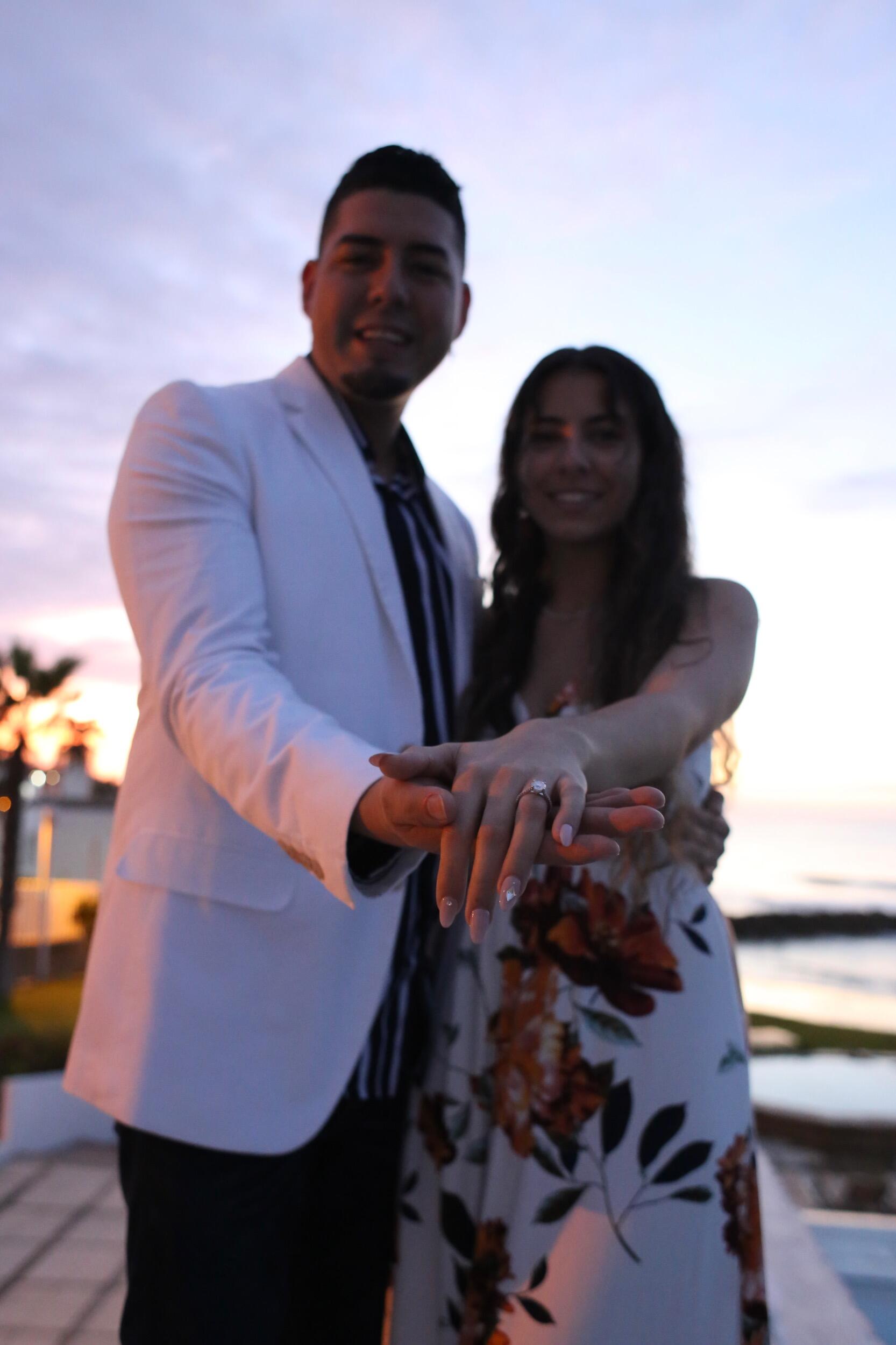FINALLY! The day we got engaged was magical!
¡FINALMENTE! ¡El día en que nos comprometimos fue mágico!