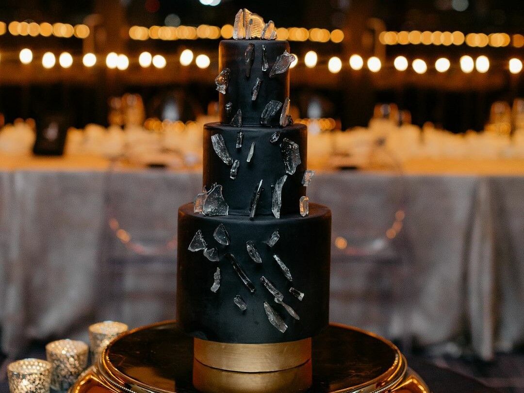 25 Gold Wedding Cakes With Gorgeous Details