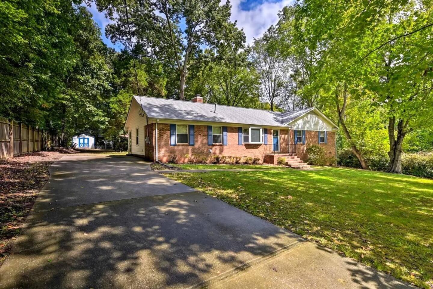 Picture of 3 bedrooms 5 bath AirBnb in Matthews, NC 