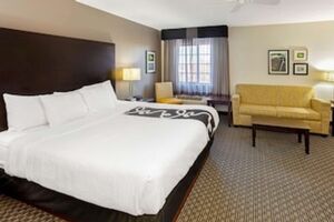 Picture of La Quinta Inn & Suites by Wyndham Milwaukee Delafield