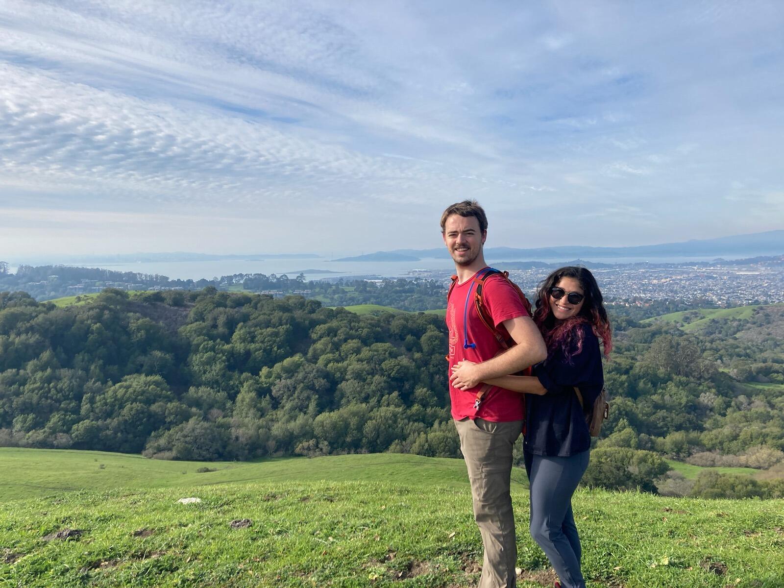 Hiking in the East Bay.
Senderismo en El Eastbay.