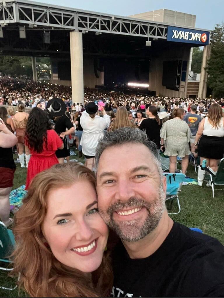 Surprise Shania Twain show!

Shortly after we swiped right, and as Amorette was briefly lamenting the price of concert tickets via text to Justin, his next text was to surprise Amorette with tickets to see her childhood idol, Shania Twain.  
