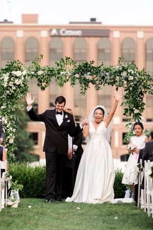 Classic Bride and Groom at Grand Rapids Public Museum