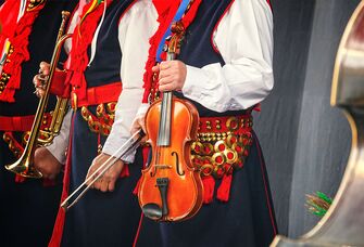 The 20 Best Polish Wedding Songs for Your Wedding Playlist