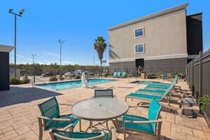 Picture of La Quinta Inn & Suites by Wyndham Pasadena North