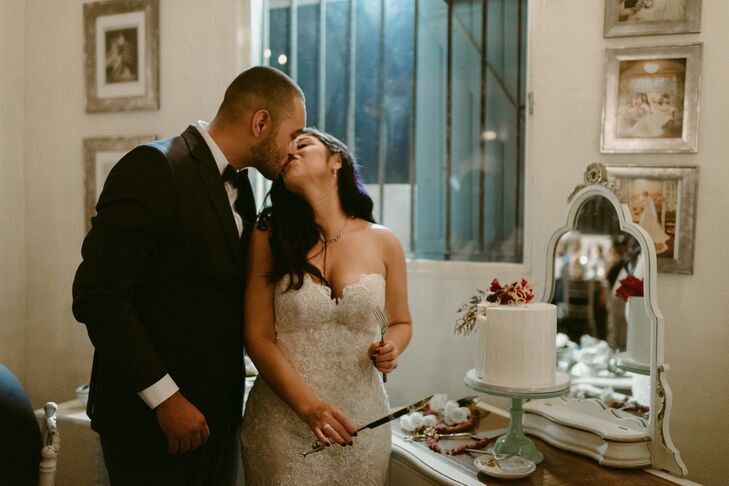 Classic Cake Cutting with Single-Tier Wedding Cake