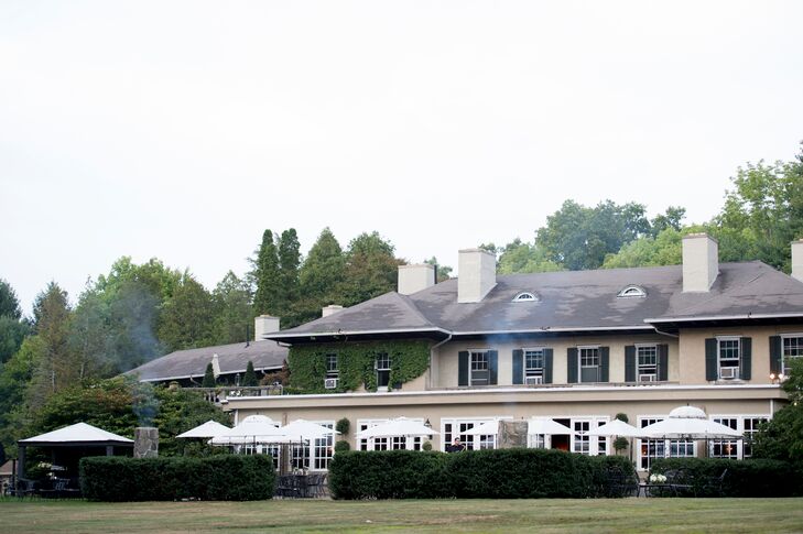 Set in the countryside of Connecticut on a 40-acre estate, Lord Thompson Manor offered the couple a picturesque setting to host their nuptials. To add to the allure, the historic venue had pristine grounds for guests to explore, a beautiful patio, a fire pit for s’mores and a game room equipped with a pool table; there was something for everyone.