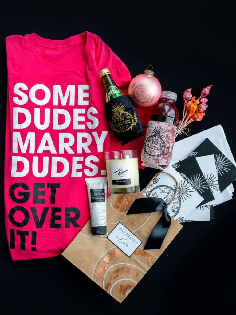 Guest gift bag idea for a personalized wedding. 