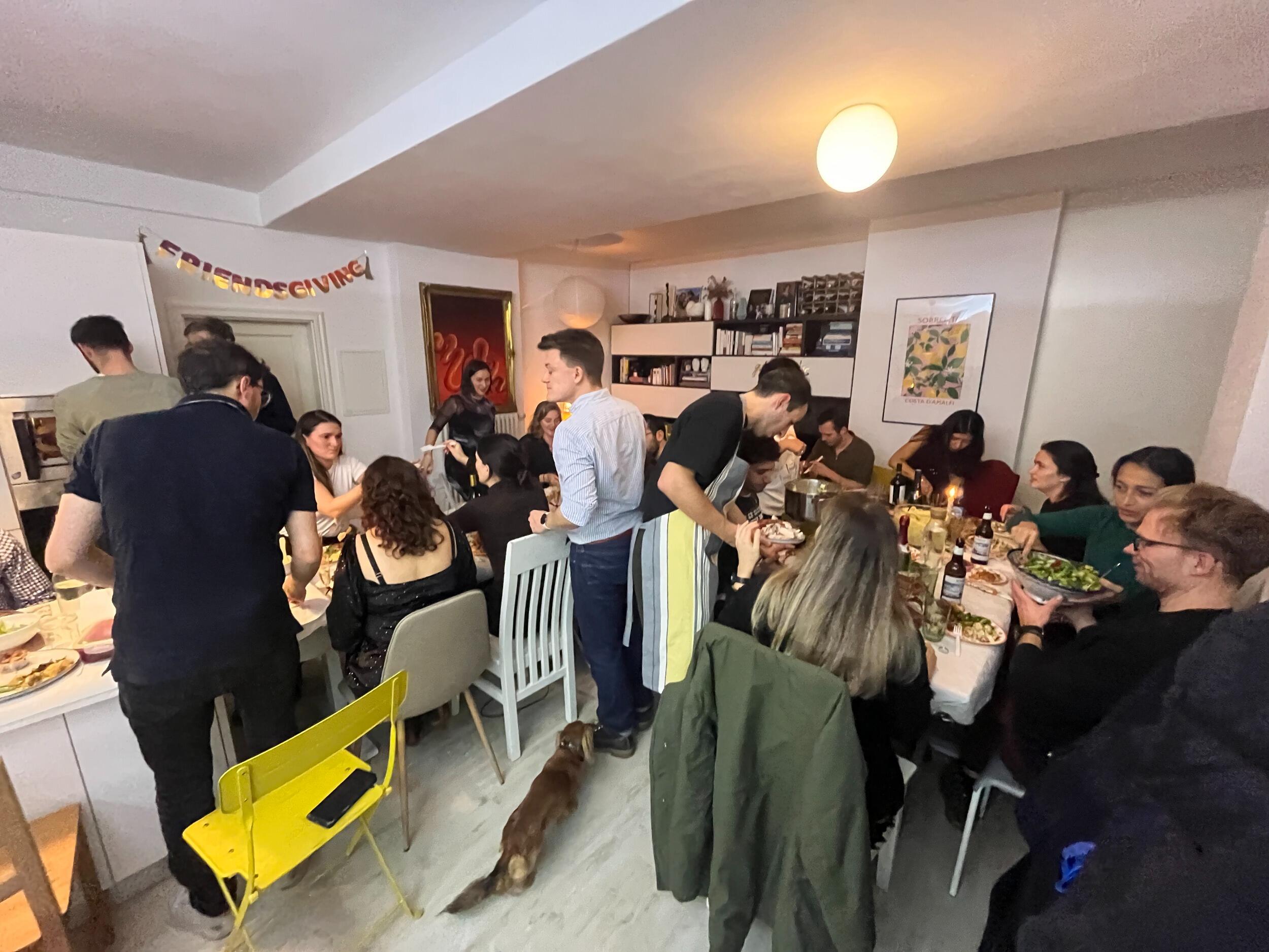 .. often fitting as many people as they could in their appartment for dinners, parties, and of course Thanksgiving -  ..qu'ils invitent régulièrement pour des dîners, des soirées, et bien sûr, pour Thanksgiving, seulement limités par la taille de leur appartement .
