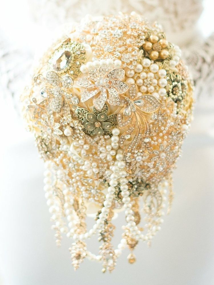 non-floral wedding bouquet with brooches and pearls