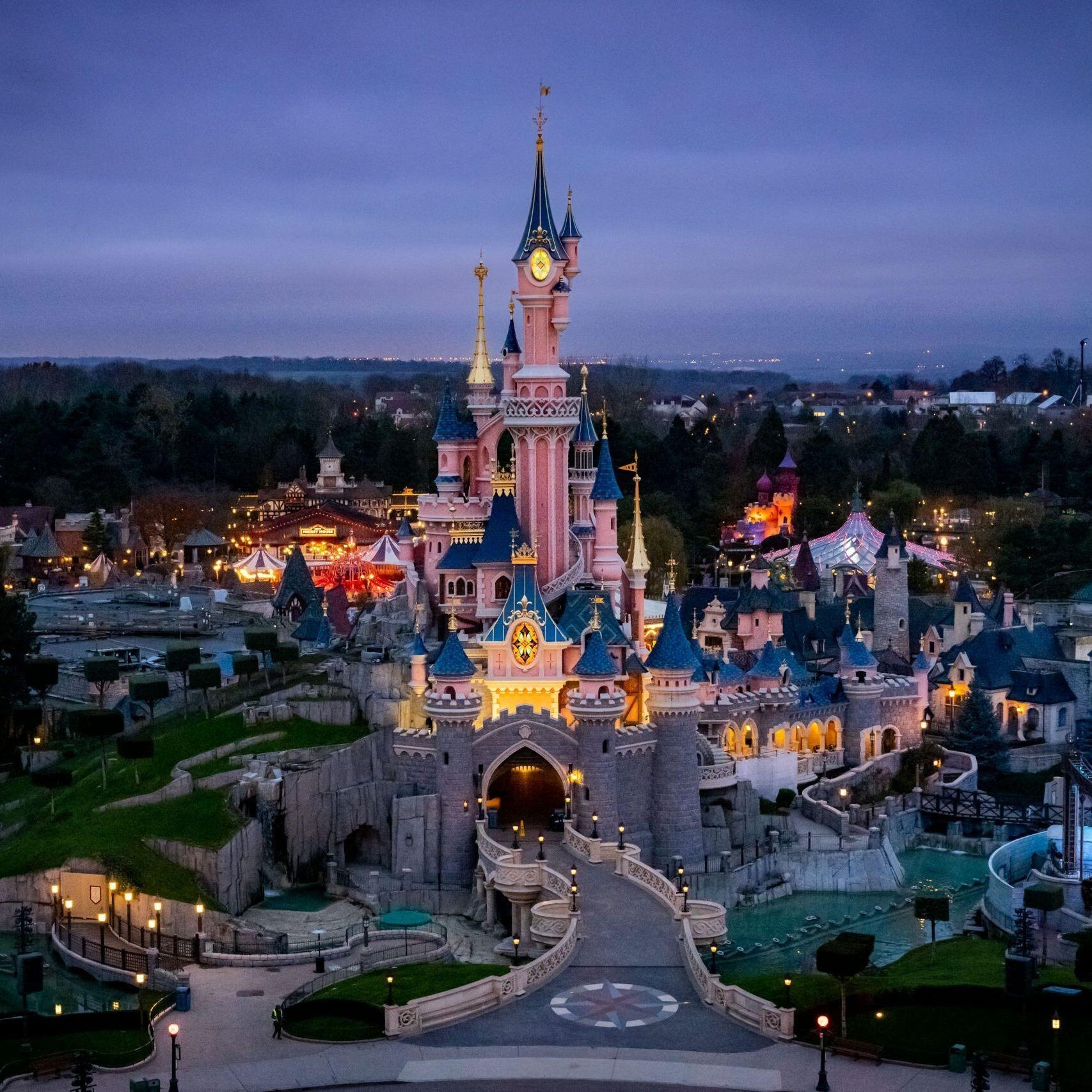 WEDNESDAY -DISNEYLAND PARIS

-  Group day trip to Disneyland 


- Meals and Staff will NOT be provided at the château this day

*Guests will be sent parking passes for own cars*
