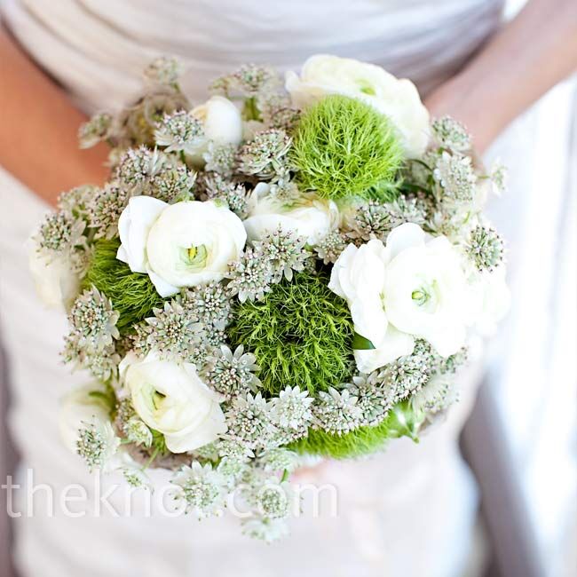 Gabrielle put her own bouquet together using flowers from the Manhattan’s flower district: ranunculus, scabiosa, and Queen Anne’s Lace.