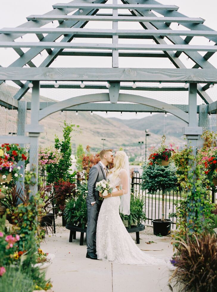 Lauren Freeman’s (21 and a designer) and Kyle Freeman’s (22 and a salesman) wedding brought a whole new meaning to garden chic. Cactus and Tropicals i
