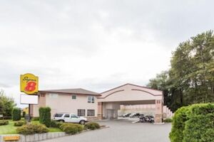 Picture of Super 8 by Wyndham Lake Country / Winfield Area
