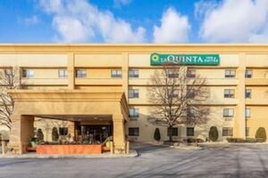 Picture of La Quinta Inn & Suites by Wyndham Chicago Tinley Park