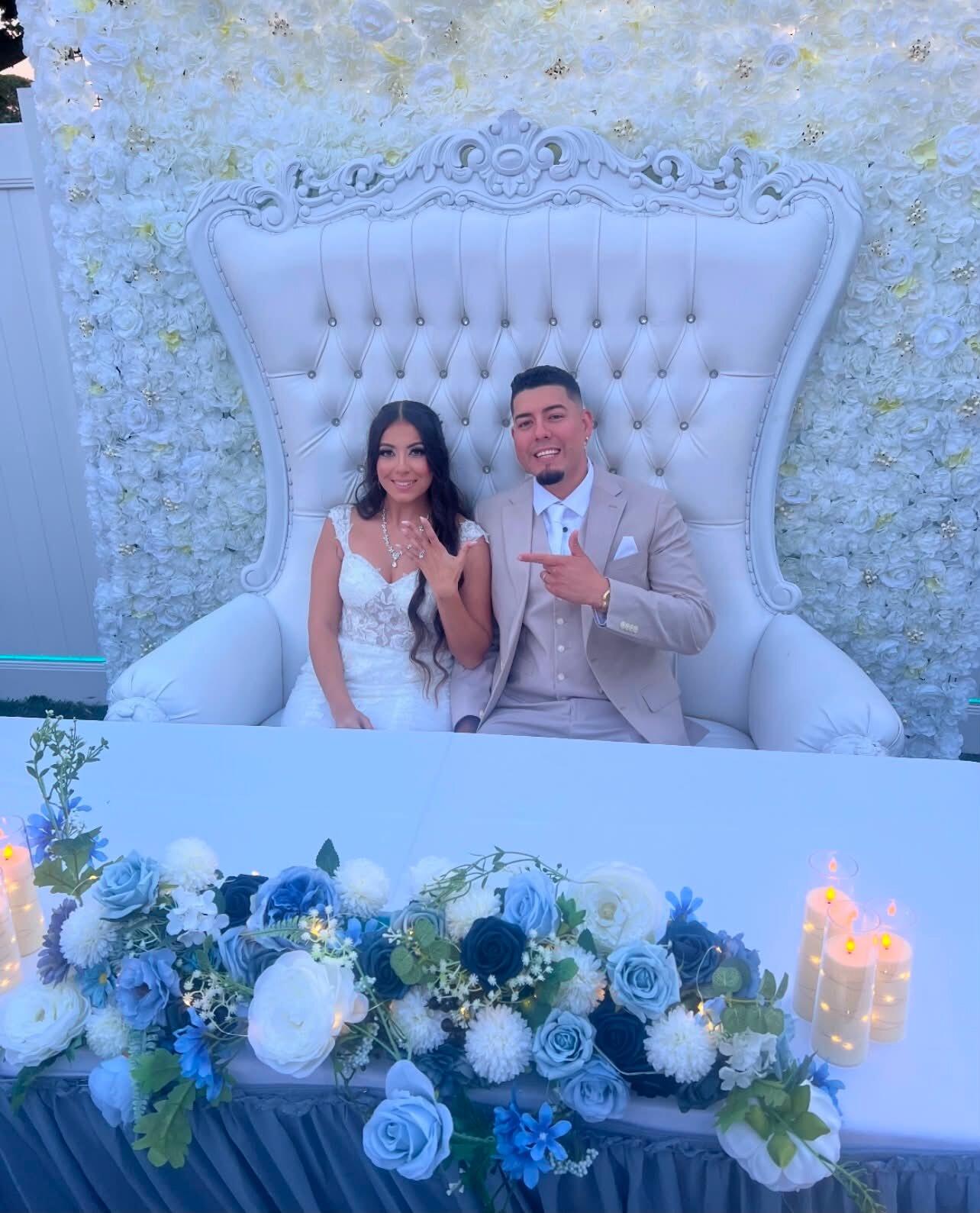 We had a small backyard wedding with close family & a few friends to make a surprise announcement that we eloped and have been already civilly married.
Tuvimos una pequeña boda en el patio trasero con familiares y algunos amigos cercanos para sorprenderlos con el anuncio de que ya nos habíamos casados civilmente