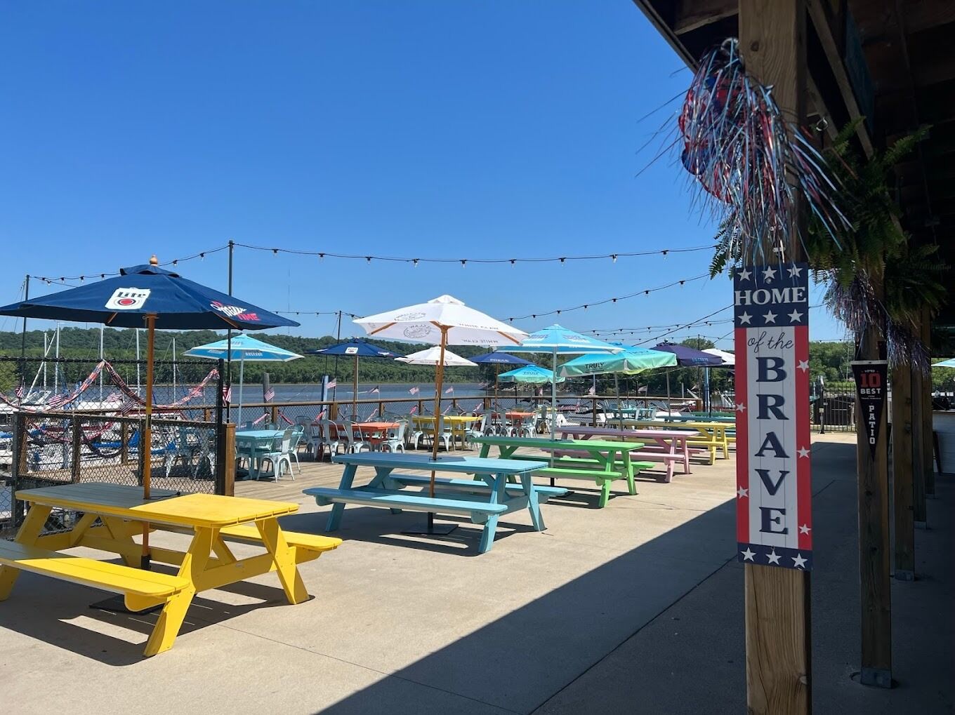 Picture of Yardarm Riverfront Bar & Grill