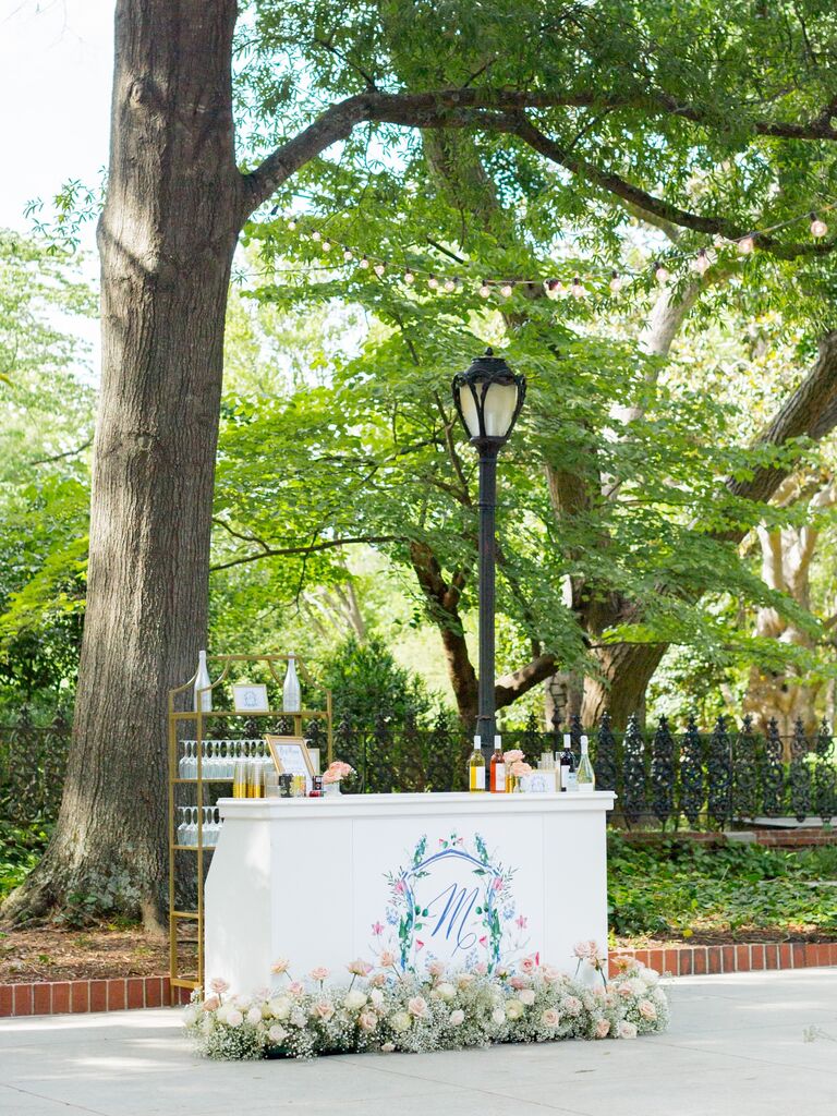 White bar top with antique lamppost for outdoor wedding reception area