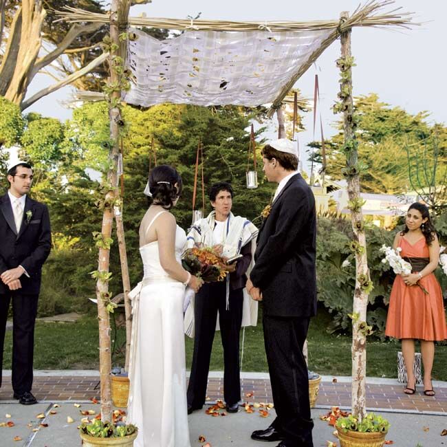 Emily and Ethan were married in a Jewish ceremony that took place right in the zoo. When the pair was announced as husband and wife and the crowd celebrated, the lemurs on exhibit joined in with everyone and cheered.