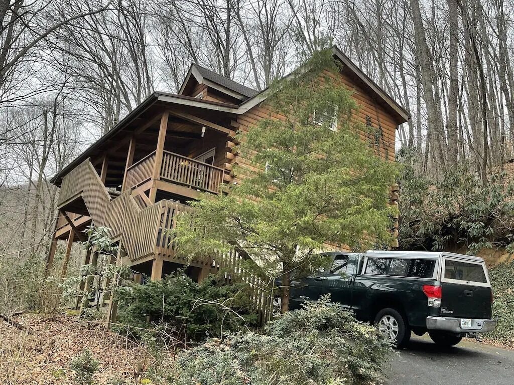 Picture of Cozy Log Cabin Waterfront