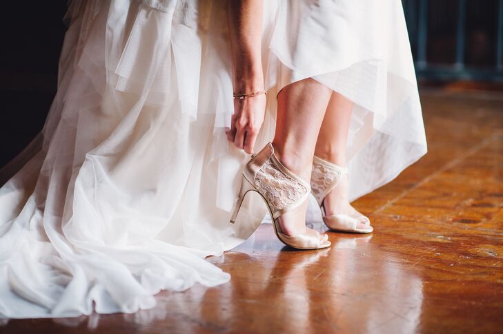 While the rest of Shelby’s look had a bohemian style, she picked shoes that were more structured. Designed by Jessica Simpson, the peep-toe heels had lace detailing along the ankles and ivory satin lining.