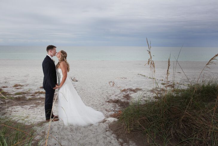Elle Beard (28 and a consultant) and Jacob (Jake) Hempen (27 and a captain in the U.S. Marine Corps) met through mutual friends at a bar in Georgetown