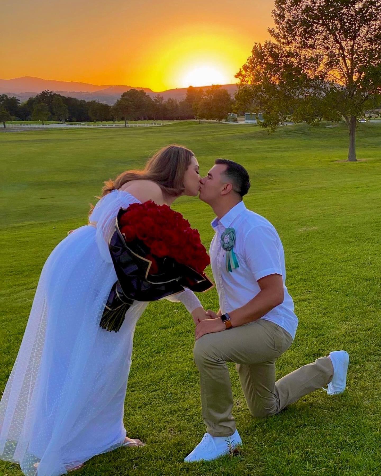 During a beautiful evening celebrating the upcoming arrival of baby Adrian, surrounded by loved ones and so much joy, Alberto made the moment even more unforgettable.

As the sun began to set (Anna’s favorite time of day) Alberto got down on one knee and asked for her hand in marriage. With a glowing sunset behind them and their growing family ahead, Anna said yes to forever.                                                                    -                                                                                         

Durante una hermosa tarde celebrando la próxima llegada del pequeño Adrián, rodeados de sus seres queridos y de muchísima alegría, Alberto hizo que ese momento fuera aún más inolvidable.
Mientras el sol comenzaba a ocultarse —el momento favorito del día para Anna—, Alberto se arrodilló y le pidió que fuera su esposa. Con el atardecer iluminando el cielo y su familia creciendo frente a ellos, Anna dijo que sí para siempre.