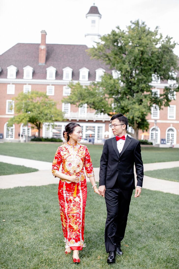 Liuqing and Yansong, students at the University of Illinois, chose to highlight their college's bucolic campus when it came time for the duo to tie th