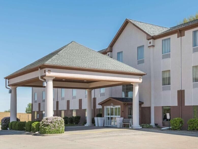Picture of Seasons Inn & Suites Highland (Former - Baymont by Wyndham Highland)