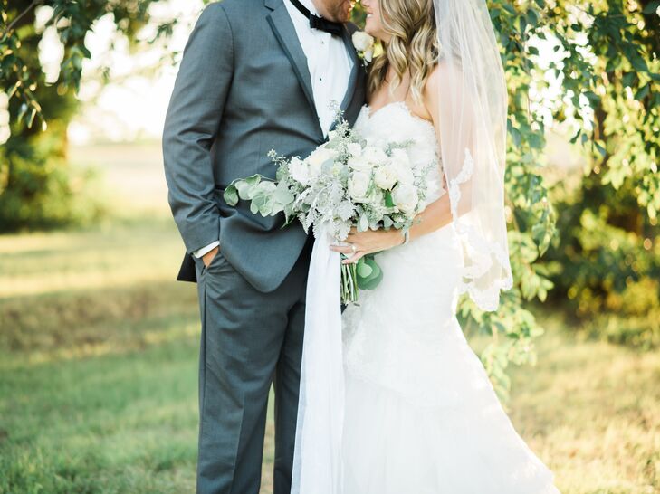 Michelle Pinson (27 and a professor) and Derik Pearson (24 and a farmer) brought their Spirit Ranch farm wedding to life in Lubbock, Texas, thanks to 